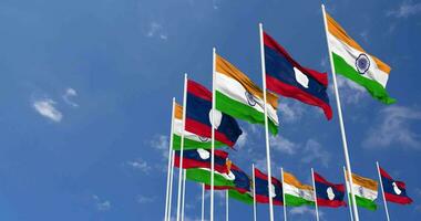laos och Indien flaggor vinka tillsammans i de himmel, sömlös slinga i vind, Plats på vänster sida för design eller information, 3d tolkning video