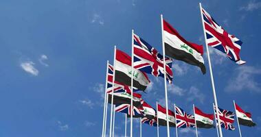 Iraque e Unidos reino bandeiras acenando juntos dentro a céu, desatado ciclo dentro vento, espaço em esquerda lado para Projeto ou Informação, 3d Renderização video