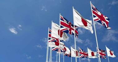 Japan und vereinigt Königreich Flaggen winken zusammen im das Himmel, nahtlos Schleife im Wind, Raum auf links Seite zum Design oder Information, 3d Rendern video
