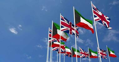Kuwait e Unidos reino bandeiras acenando juntos dentro a céu, desatado ciclo dentro vento, espaço em esquerda lado para Projeto ou Informação, 3d Renderização video
