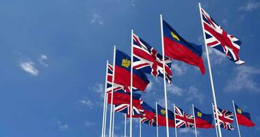 Liechtenstein et uni Royaume drapeaux agitant ensemble dans le ciel, sans couture boucle dans vent, espace sur la gauche côté pour conception ou information, 3d le rendu video