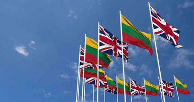 Lituânia e Unidos reino bandeiras acenando juntos dentro a céu, desatado ciclo dentro vento, espaço em esquerda lado para Projeto ou Informação, 3d Renderização video