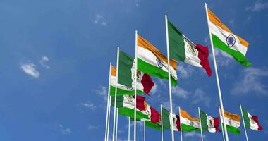 mexico y India banderas ondulación juntos en el cielo, sin costura lazo en viento, espacio en izquierda lado para diseño o información, 3d representación video