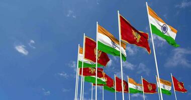 montenegro y India banderas ondulación juntos en el cielo, sin costura lazo en viento, espacio en izquierda lado para diseño o información, 3d representación video