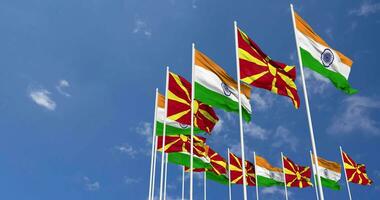 nord macedonia e India bandiere agitando insieme nel il cielo, senza soluzione di continuità ciclo continuo nel vento, spazio su sinistra lato per design o informazione, 3d interpretazione video
