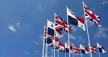 Panama und vereinigt Königreich Flaggen winken zusammen im das Himmel, nahtlos Schleife im Wind, Raum auf links Seite zum Design oder Information, 3d Rendern video