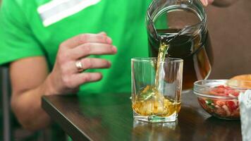 torrencial té dentro vaso a cafetería. mano torrencial oscuro té dentro un claro vaso video