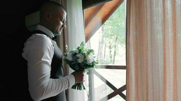 grognements anticipation avec Buchet. et le jeune marié des stands aurait je Windov, en portant une Buchet, dans anticipation de le sien mariage. video