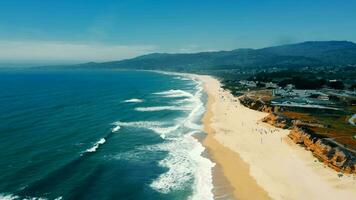 aéreo fotografía de un arenoso playa y mar ondas. playa con dorado arena. Pacífico playa en California. video