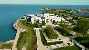 Chicago, Illinois. vereinigt Zustände - - März 2 2023 über Aussicht das Shedd Aquarium im Chicago. sonnig Tag im Innenstadt Chicago. video