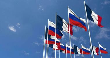 Russia e Francia bandiere agitando insieme nel il cielo, senza soluzione di continuità ciclo continuo nel vento, spazio su sinistra lato per design o informazione, 3d interpretazione video