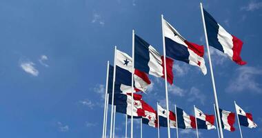 Panama e Francia bandiere agitando insieme nel il cielo, senza soluzione di continuità ciclo continuo nel vento, spazio su sinistra lato per design o informazione, 3d interpretazione video