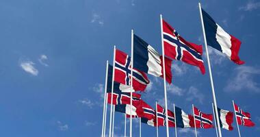 Noruega e França bandeiras acenando juntos dentro a céu, desatado ciclo dentro vento, espaço em esquerda lado para Projeto ou Informação, 3d Renderização video