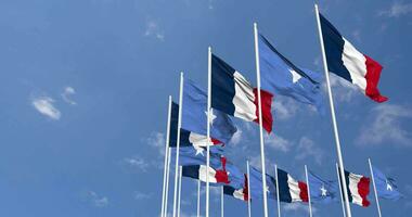 Somalia e Francia bandiere agitando insieme nel il cielo, senza soluzione di continuità ciclo continuo nel vento, spazio su sinistra lato per design o informazione, 3d interpretazione video