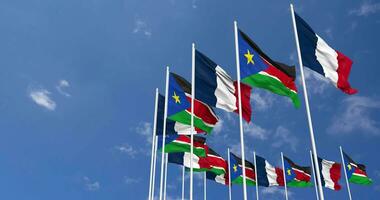 Sud Sudan e Francia bandiere agitando insieme nel il cielo, senza soluzione di continuità ciclo continuo nel vento, spazio su sinistra lato per design o informazione, 3d interpretazione video