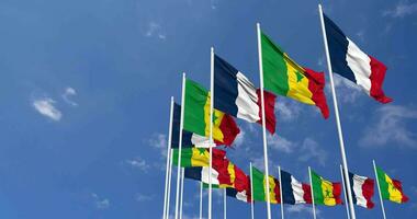 Senegal und Frankreich Flaggen winken zusammen im das Himmel, nahtlos Schleife im Wind, Raum auf links Seite zum Design oder Information, 3d Rendern video