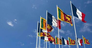 sri lanka et France drapeaux agitant ensemble dans le ciel, sans couture boucle dans vent, espace sur la gauche côté pour conception ou information, 3d le rendu video