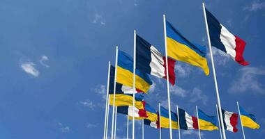 Ukraine et France drapeaux agitant ensemble dans le ciel, sans couture boucle dans vent, espace sur la gauche côté pour conception ou information, 3d le rendu video