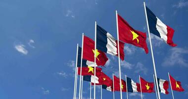 Vietnam und Frankreich Flaggen winken zusammen im das Himmel, nahtlos Schleife im Wind, Raum auf links Seite zum Design oder Information, 3d Rendern video