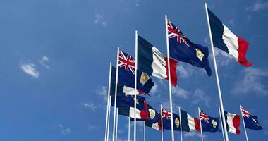 anguilla och Frankrike flaggor vinka tillsammans i de himmel, sömlös slinga i vind, Plats på vänster sida för design eller information, 3d tolkning video