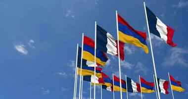 Armenia e Francia bandiere agitando insieme nel il cielo, senza soluzione di continuità ciclo continuo nel vento, spazio su sinistra lato per design o informazione, 3d interpretazione video