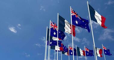 Australie et France drapeaux agitant ensemble dans le ciel, sans couture boucle dans vent, espace sur la gauche côté pour conception ou information, 3d le rendu video