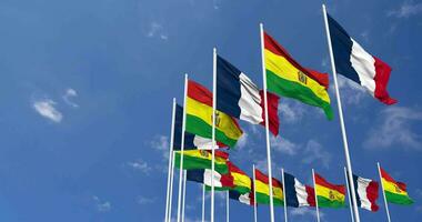 Bolivie et France drapeaux agitant ensemble dans le ciel, sans couture boucle dans vent, espace sur la gauche côté pour conception ou information, 3d le rendu video