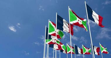 Burundi en Frankrijk vlaggen golvend samen in de lucht, naadloos lus in wind, ruimte Aan links kant voor ontwerp of informatie, 3d renderen video