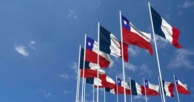 Chili et France drapeaux agitant ensemble dans le ciel, sans couture boucle dans vent, espace sur la gauche côté pour conception ou information, 3d le rendu video