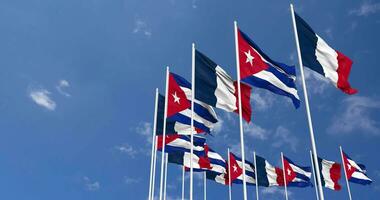 Cuba et France drapeaux agitant ensemble dans le ciel, sans couture boucle dans vent, espace sur la gauche côté pour conception ou information, 3d le rendu video