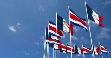 Costa Rica und Frankreich Flaggen winken zusammen im das Himmel, nahtlos Schleife im Wind, Raum auf links Seite zum Design oder Information, 3d Rendern video