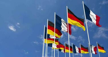 Alemania y Francia banderas ondulación juntos en el cielo, sin costura lazo en viento, espacio en izquierda lado para diseño o información, 3d representación video