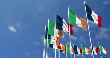 Irlanda e França bandeiras acenando juntos dentro a céu, desatado ciclo dentro vento, espaço em esquerda lado para Projeto ou Informação, 3d Renderização video