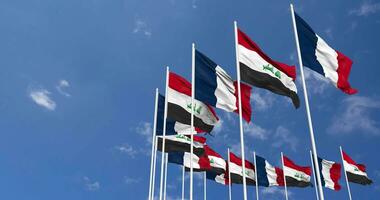 Iraq e Francia bandiere agitando insieme nel il cielo, senza soluzione di continuità ciclo continuo nel vento, spazio su sinistra lato per design o informazione, 3d interpretazione video