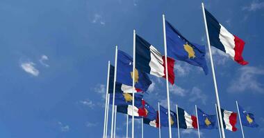kosovo och Frankrike flaggor vinka tillsammans i de himmel, sömlös slinga i vind, Plats på vänster sida för design eller information, 3d tolkning video