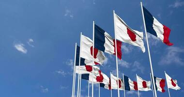 Japon et France drapeaux agitant ensemble dans le ciel, sans couture boucle dans vent, espace sur la gauche côté pour conception ou information, 3d le rendu video