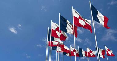 Groenland et France drapeaux agitant ensemble dans le ciel, sans couture boucle dans vent, espace sur la gauche côté pour conception ou information, 3d le rendu video