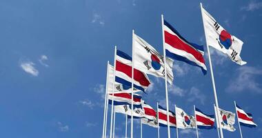 Costa Rica und Süd Korea Flaggen winken zusammen im das Himmel, nahtlos Schleife im Wind, Raum auf links Seite zum Design oder Information, 3d Rendern video
