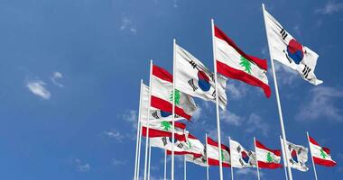 Libano e Sud Corea bandiere agitando insieme nel il cielo, senza soluzione di continuità ciclo continuo nel vento, spazio su sinistra lato per design o informazione, 3d interpretazione video