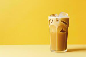 ai generado con hielo latté en amarillo antecedentes. ai generado foto