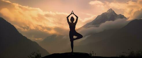 ai generado silueta de un mujer practicando yoga en el cumbre con montaña antecedentes. ai generado foto