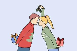 Navidad Pareja con regalo cajas Besos y sostiene abeto conos en manos y intercambiar nuevo año regalos vector