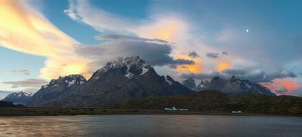 cuernos del paine y lago gris a atardecer, torres del paine nacional parque, chileno Patagonia, Chile foto