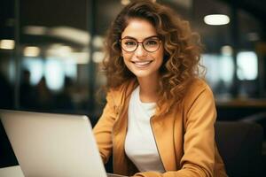 ai generado un mujer con lentes y un marrón chaqueta es sonriente mientras utilizando un ordenador portátil foto