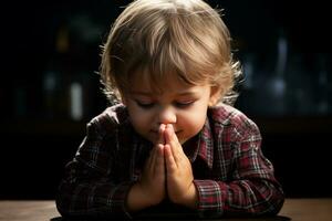 ai generado un joven niño es Orando en frente de un mesa foto