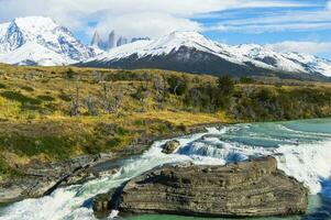 cascada, cuernos del paine detrás, torres del paine nacional parque, chileno Patagonia, Chile foto