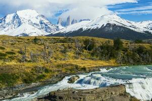 cascada, cuernos del paine detrás, torres del paine nacional parque, chileno Patagonia, Chile foto
