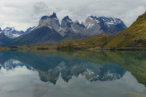 cuernos del paine reflejando en lago pehoé, torres del paine nacional parque, chileno Patagonia, Chile foto