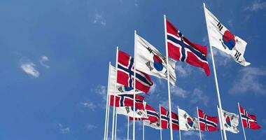 Norvegia e Sud Corea bandiere agitando insieme nel il cielo, senza soluzione di continuità ciclo continuo nel vento, spazio su sinistra lato per design o informazione, 3d interpretazione video