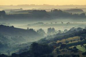 temprano Mañana niebla terminado valles y montañas, serra da canastra, minas gerais estado, Brasil foto